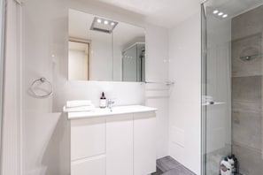 Hair dryer, towels - 2BR Apartment Close to Glebe Park & Canberra City (Reid)