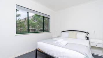 2 quartos, escrivaninha, ferros/tábuas de passar roupa