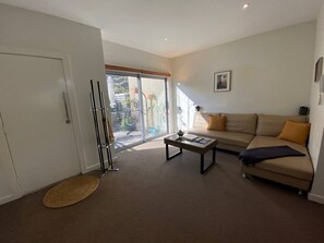 TV, offices, computer monitors - Cosy Work From Home Townhouse 10 Mins From City (O`Connor)