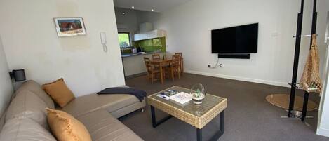 Tv, kontor och datorskärmar