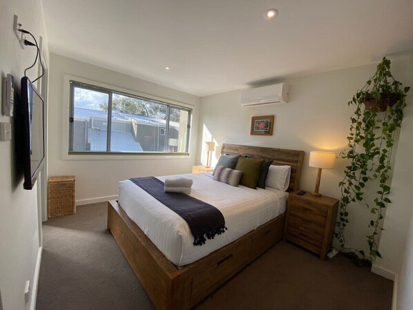 1 bedroom, desk, iron/ironing board, WiFi - Cosy Work From Home Townhouse 10 Mins From City (O`Connor)