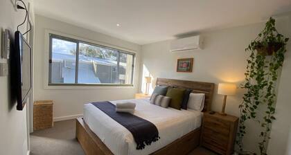 Cosy Work From Home Townhouse 10 Mins From City