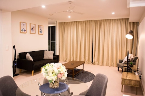 Homely Modern Apt by Lake between City & Russell