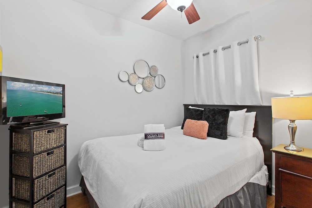 Sterling Shores 306 Gulf View, Huge Pool, Fitness, Walk to Beach + Dining! Destin Vrbo