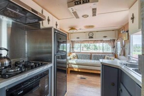 Refrigerador, microondas, cafetera/tetera, tetera/pava eléctrica