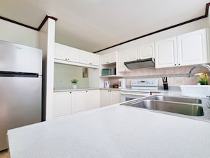 Apartamento luxo, cozinha | Cozinha privada | Produtos de limpeza, toalhas de papel