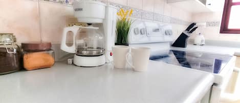 Apartamento Deluxe, cocina | Cocina privada | Artículos de limpieza y papel de cocina