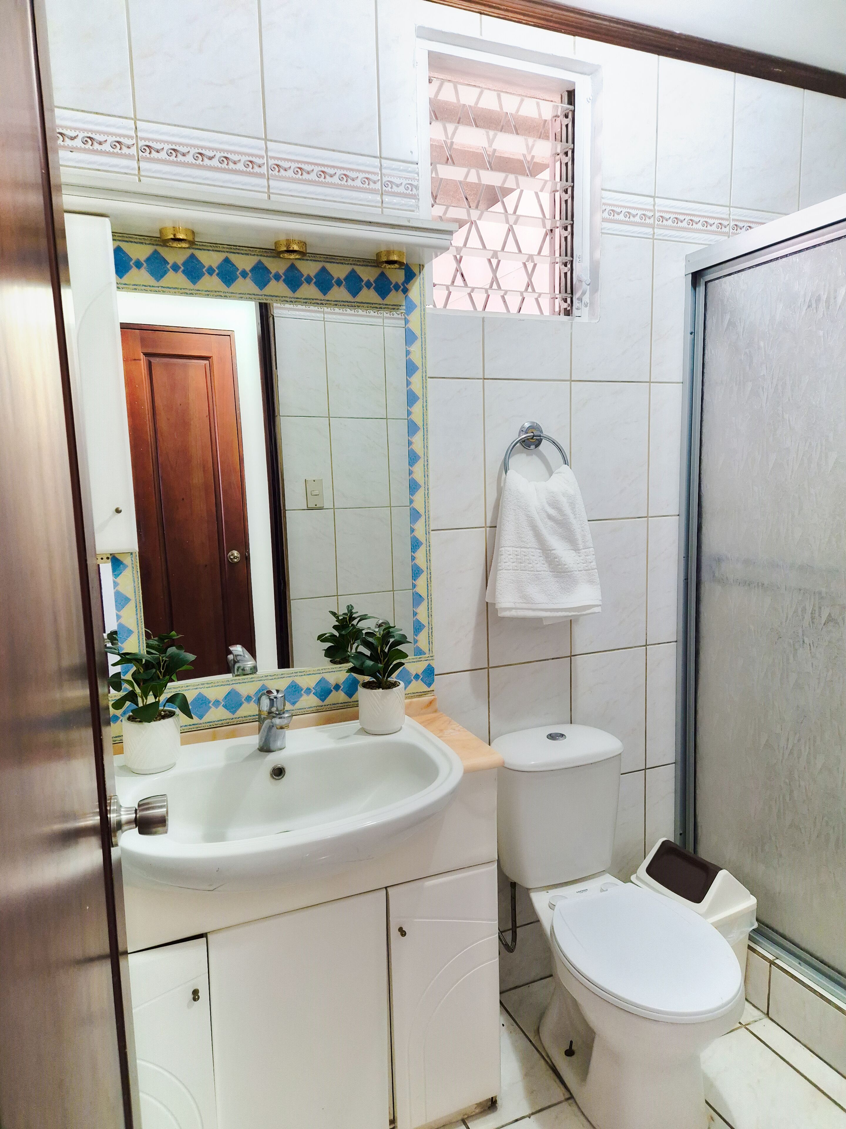 Ein Badezimmer mit Waschbecken, Toilette und Duschbereich.