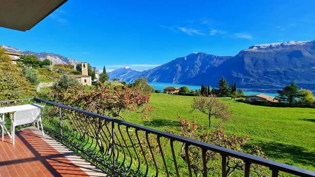 A balcony with a view of a mountainous landscape and a lake. - Country House Casa Marisa Balcony lake view (Tremosine)