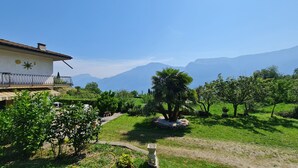 A house with a balcony overlooking a garden and mountains. - Country House Casa Marisa Balcony lake view (Tremosine)