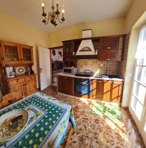 Kjøleskap, oppvaskmaskin, kaffetrakter/tekoker og vannkoker