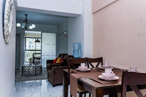 Business-Apartment | Wohnbereich | 24-Zoll-Smart-TV mit Digitalempfang