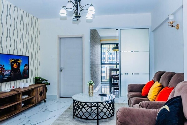 Business-Apartment | Wohnbereich | 24-Zoll-Smart-TV mit Digitalempfang