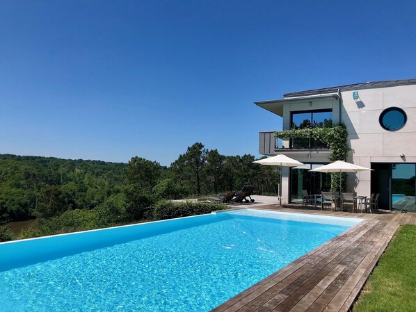 Outdoor pool, a heated pool - Villa D'architecte Dans UN Petit Coin DE Paradis 45 KM de Bordeaux (Cazats)