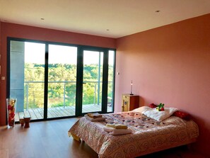 5 bedrooms, iron/ironing board, free WiFi, bed sheets