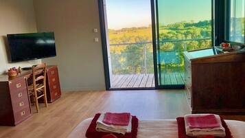 5 bedrooms, iron/ironing board, free WiFi, bed sheets