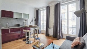 A modern apartment with a kitchen, dining area, and living room. - Apartment  Center of Paris (Paris)