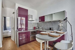 Een koelkast, een oven, een kookplaat, een vaatwasser