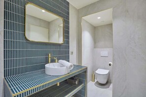 Dusche, Haartrockner, Handtücher, Shampoo