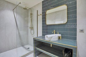 Een douche, een haardroger, handdoeken