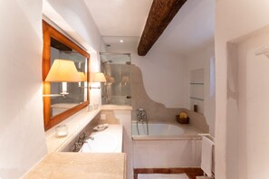 Dusche, Haartrockner, Bidet, Handtücher