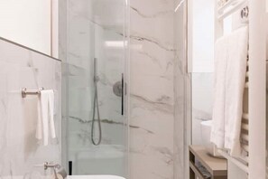 Dusche, Bidet, Handtücher, Toilettenpapier