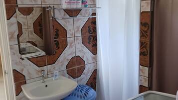 Shower, rainfall showerhead, free toiletries, hair dryer