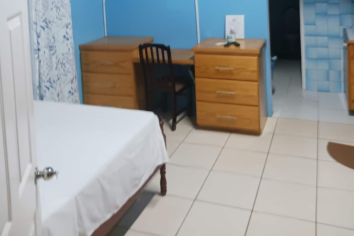 Bedden met traagschuimmatras, een kluis op de kamer