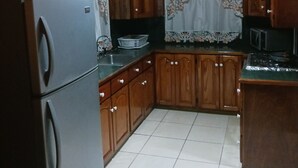 コンフォート シングルルーム | 専用キッチン | 大型冷蔵庫、電子レンジ、オーブン、コンロ
