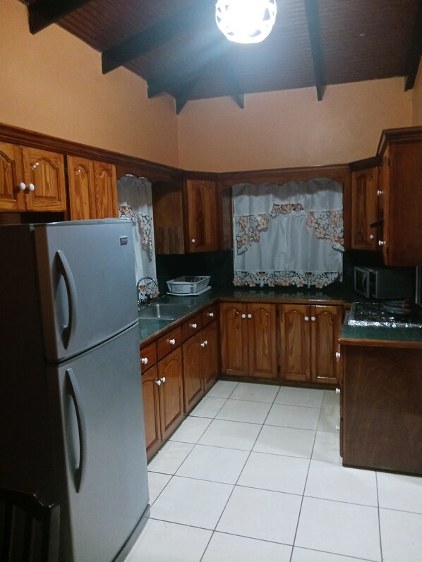 Comfort Single Room | Private kitchen | Full-size fridge, microwave, oven, stovetop - Finch Apartment (St. George's)