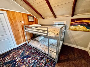 5 bedrooms, iron/ironing board, WiFi, bed sheets - Charming Waterfront House with Detached Cabin (Clayton)