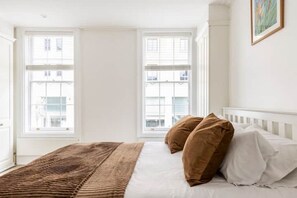 3 bedrooms, iron/ironing board, WiFi, bed sheets - Historic Home with Modern Comfort | 3 mins to Victoria station (London)