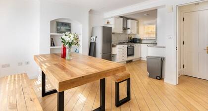 Historic Home with Modern Comfort | 3 mins to Victoria station