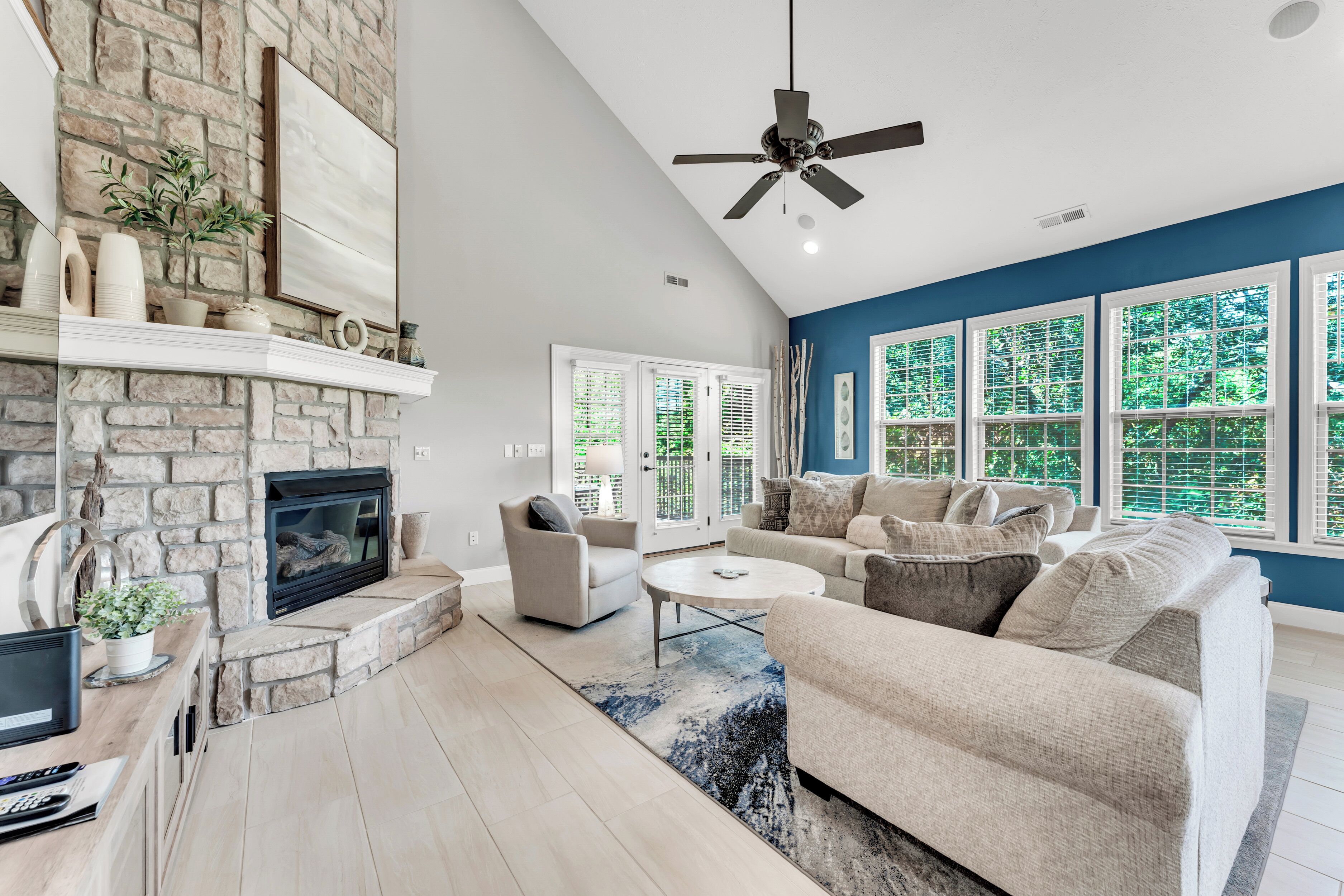 Älytelevisio, takka, pöytäjalkapallopöytä