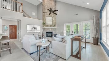 Smart-tv, een open haard en tafelvoetbal