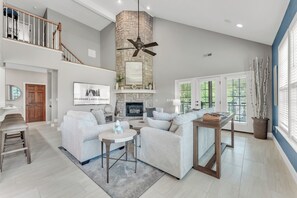 Älytelevisio, takka, pöytäjalkapallopöytä