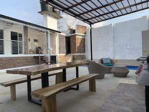 Outdoor dining - Beautiful house with private pool and BBQ area. Ideal for family and friends. (La Mesa)