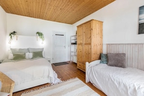 3 habitaciones, tabla de planchar con plancha y cuna de viaje