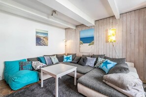 Fernseher, DVD-Player, Tischtennisplatte, Bücher