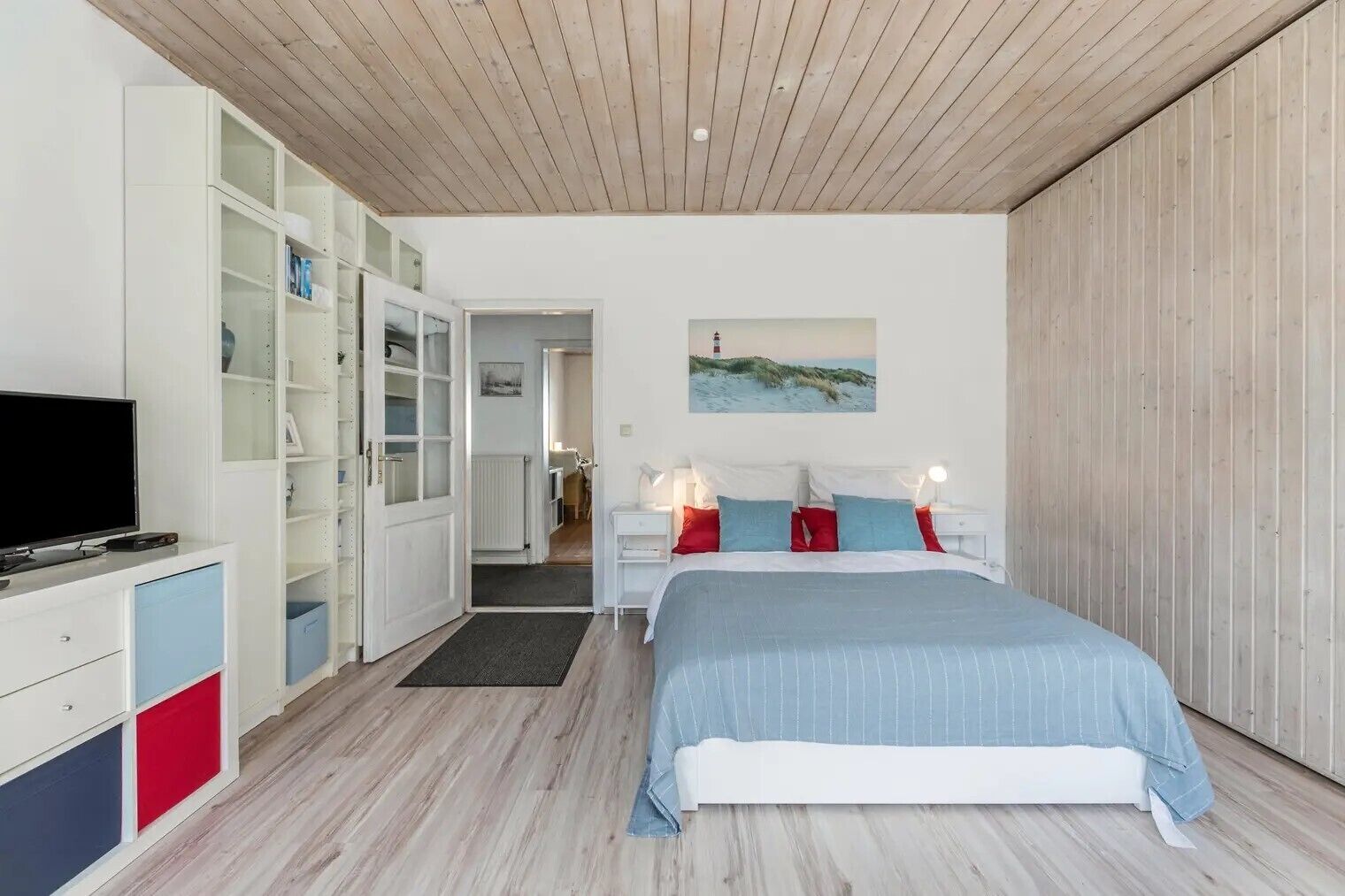 3 dormitorios, tabla de planchar con plancha, cuna de viaje