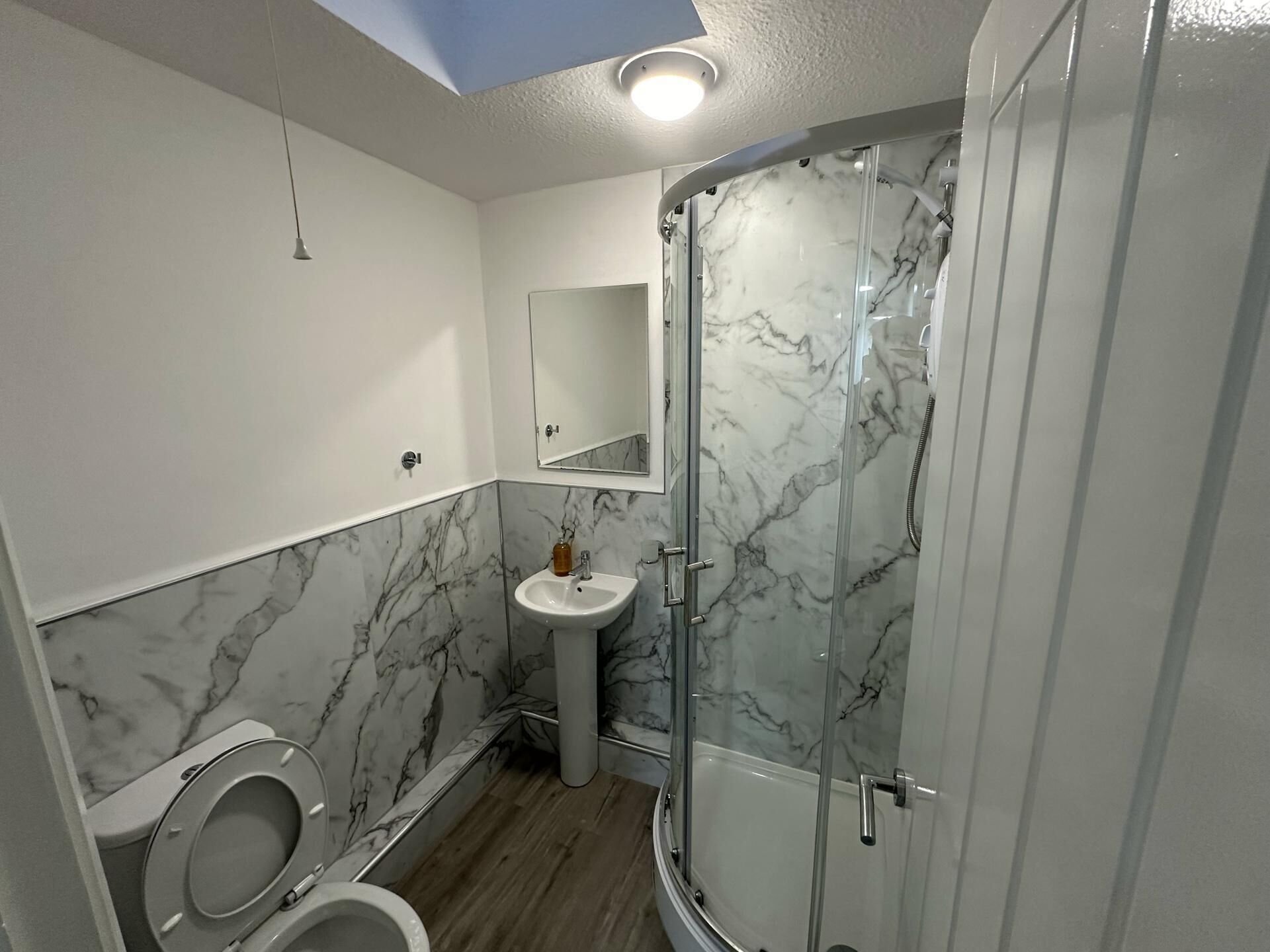 Apartemen | Kamar mandi | Shower dan handuk