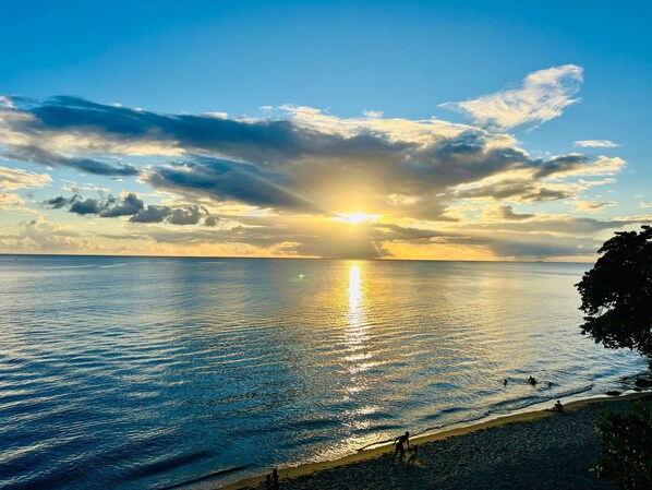 På stranden