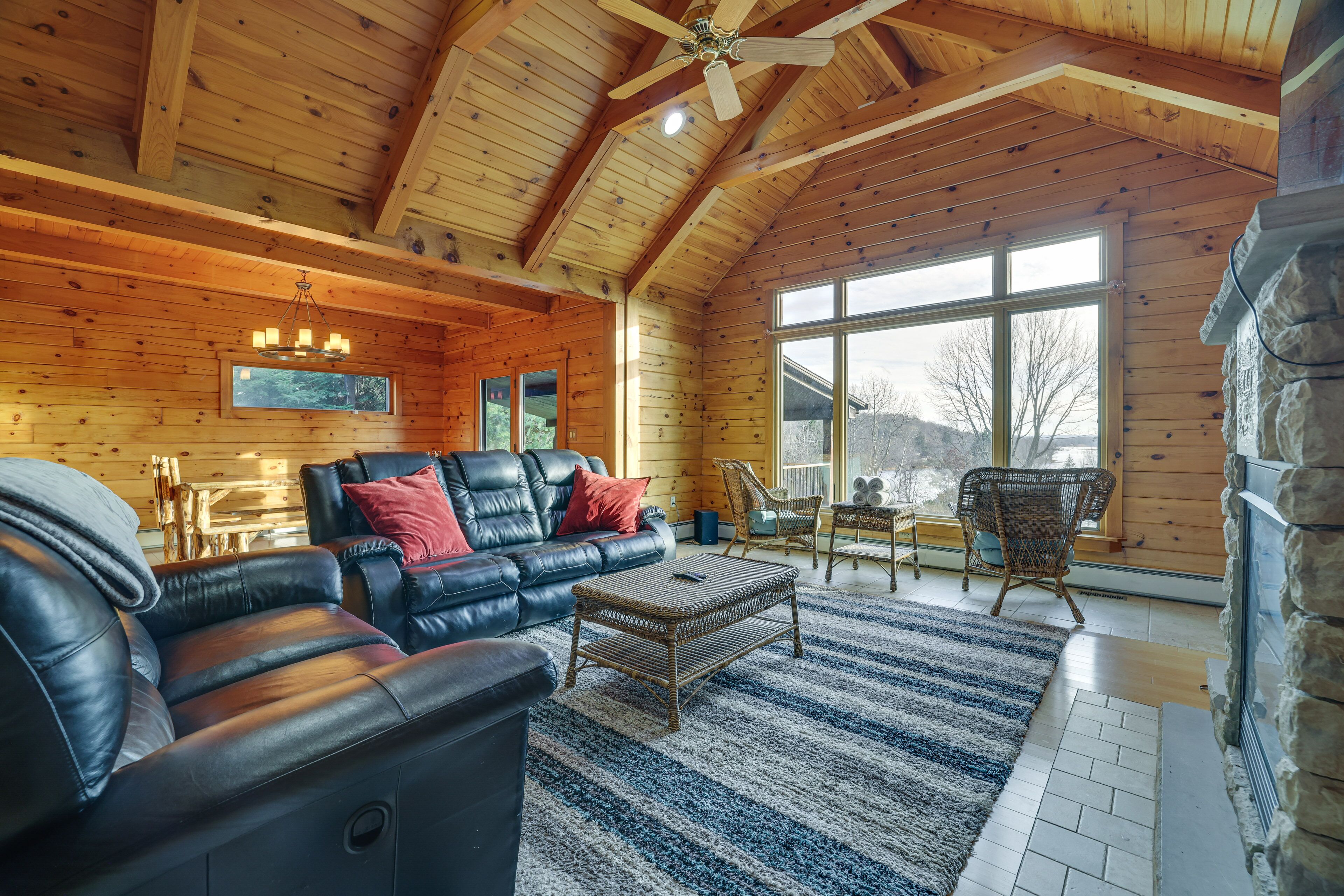 Peaceful Poconos Cabin < 1 Mi to Lake Henry!