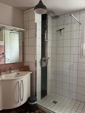 Hiustenkuivaaja, pyyhkeet, saippua, vessapaperi