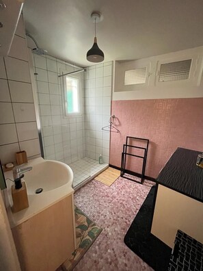 Hair dryer, towels, soap, toilet paper - Appartement Terrasse Garage (Aurillac)