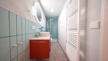 Apartemen | Kamar mandi | Shower, pancuran hujan, pengering rambut, dan handuk