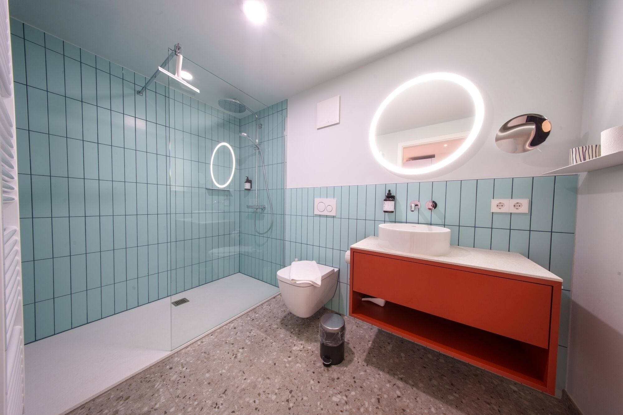 Un baño moderno con ducha, inodoro y tocador.