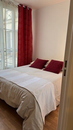 1 غرفة نوم ومكواة/لوح كي وواي فاي مجانًا وملاءات أسرّة