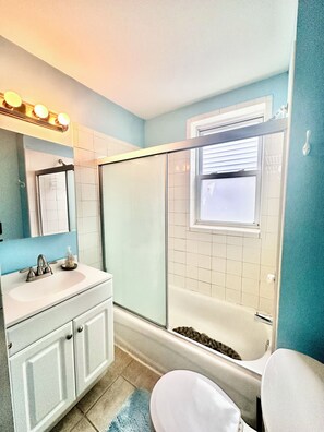 Douche, serviettes fournies, savon, shampoing