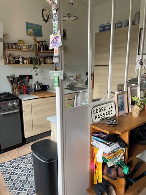 Mikroaaltouuni, uuni, keittoastiat/astiat/ruokailuvälineet